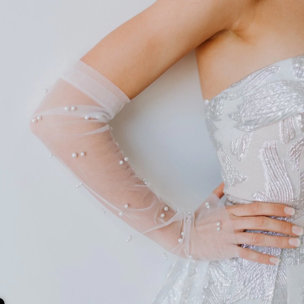 Sheer pearled gloves